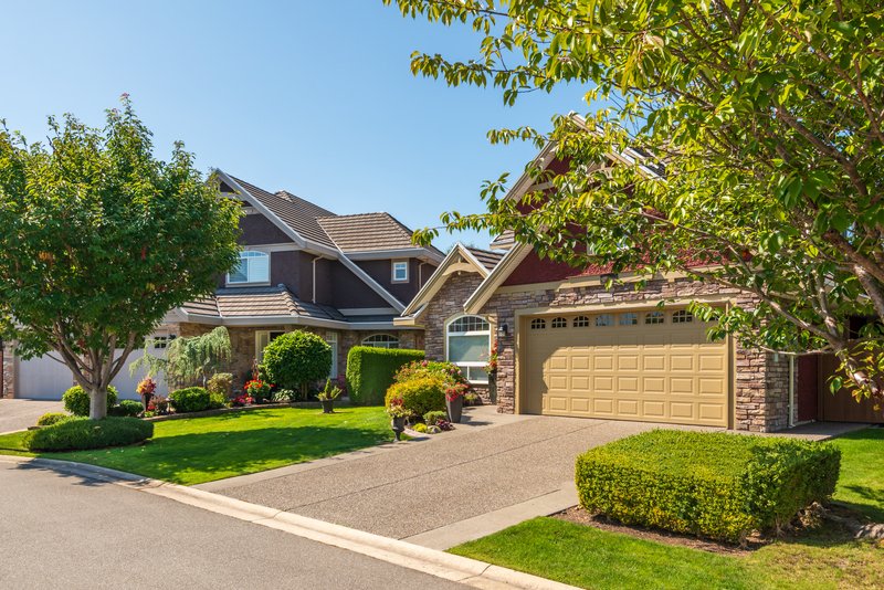Casa con cochera y piscina.